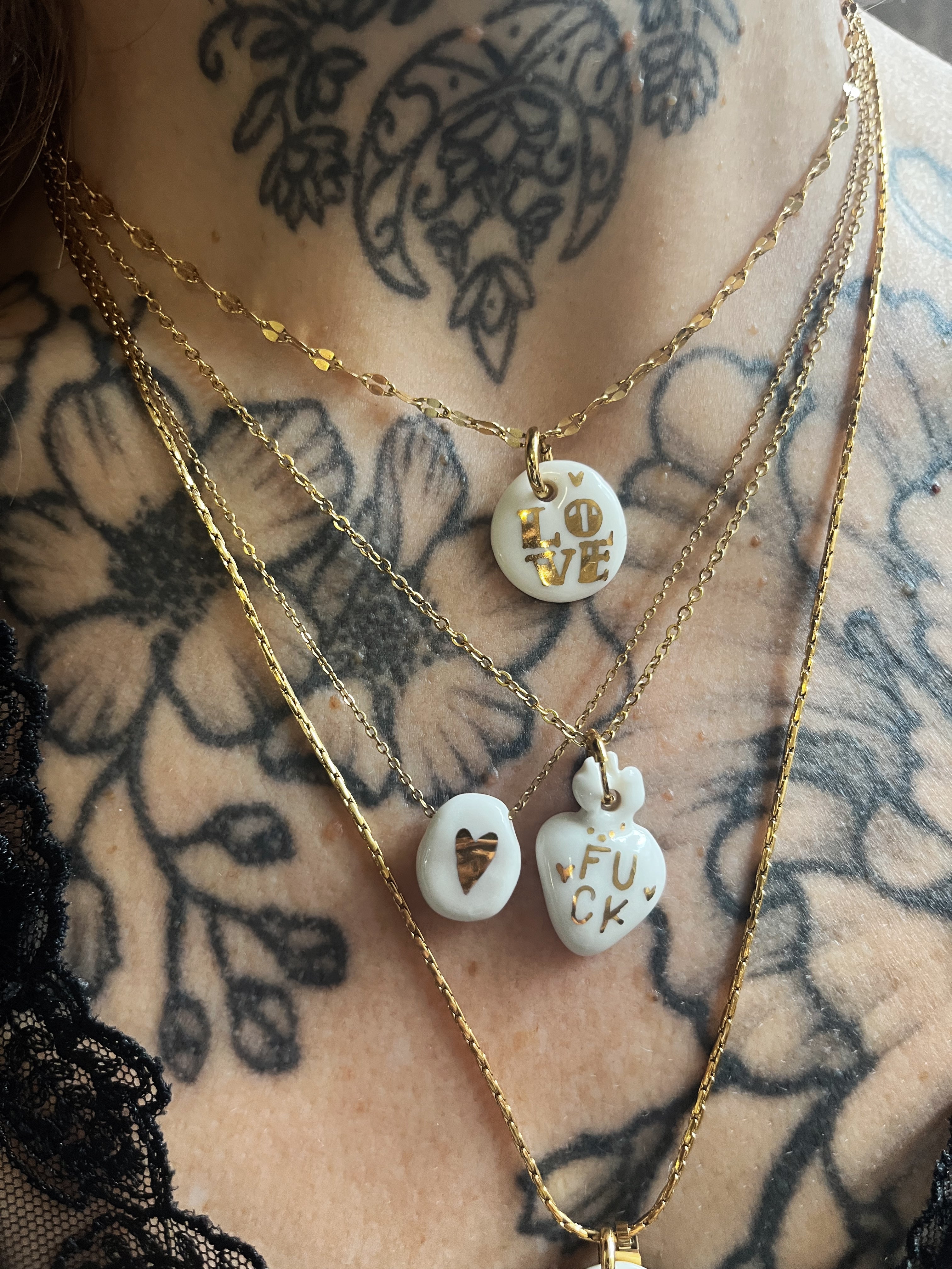 Colliers en porcelaine et or, motif léopard et inscription fuck, de la marque Matilou bijoux 
