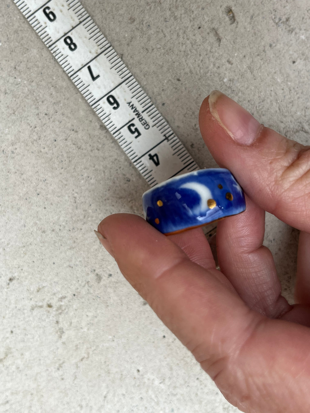 bague taille 52 FR en porcelaine bleu nuit émaillée fait main avec un motif de lune doré et d'une petite étoile dorée peints à la main.