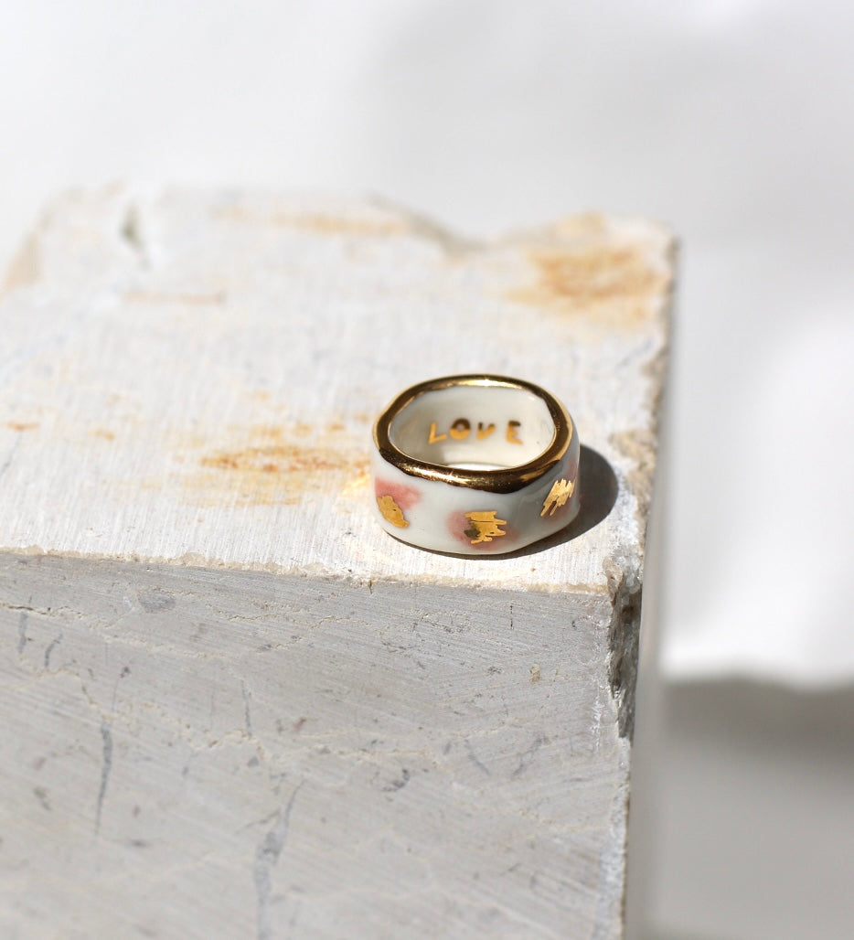 bague en porcelaine blanche à motif abstrait abstrait rose avec des touches d'or et inscription love à l'intérieur taille 54 FR. Fabriqué à la main. 