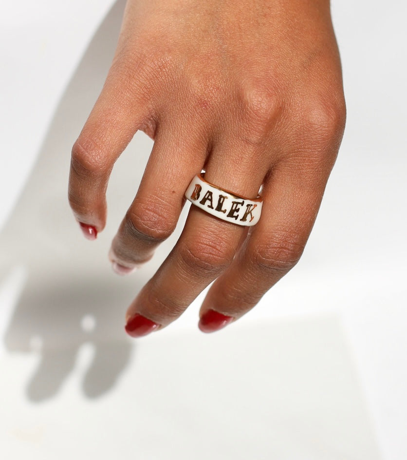 bague anneau large Balek en porcelaine blanche émaillée en taille 55 Fr, inscription 'BALEK' entièrement peint à la main à l'or 