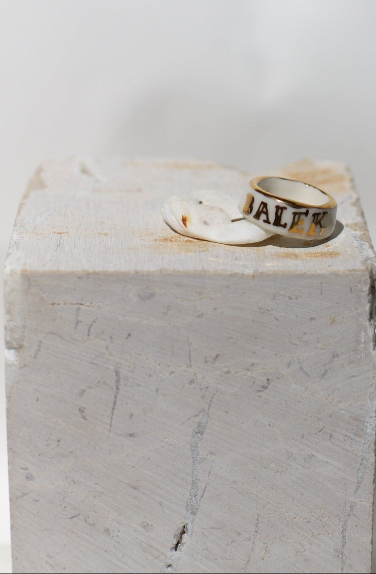 Bague en porcelaine avec une inscription en or liquide du mot BALEK taille 54FR 