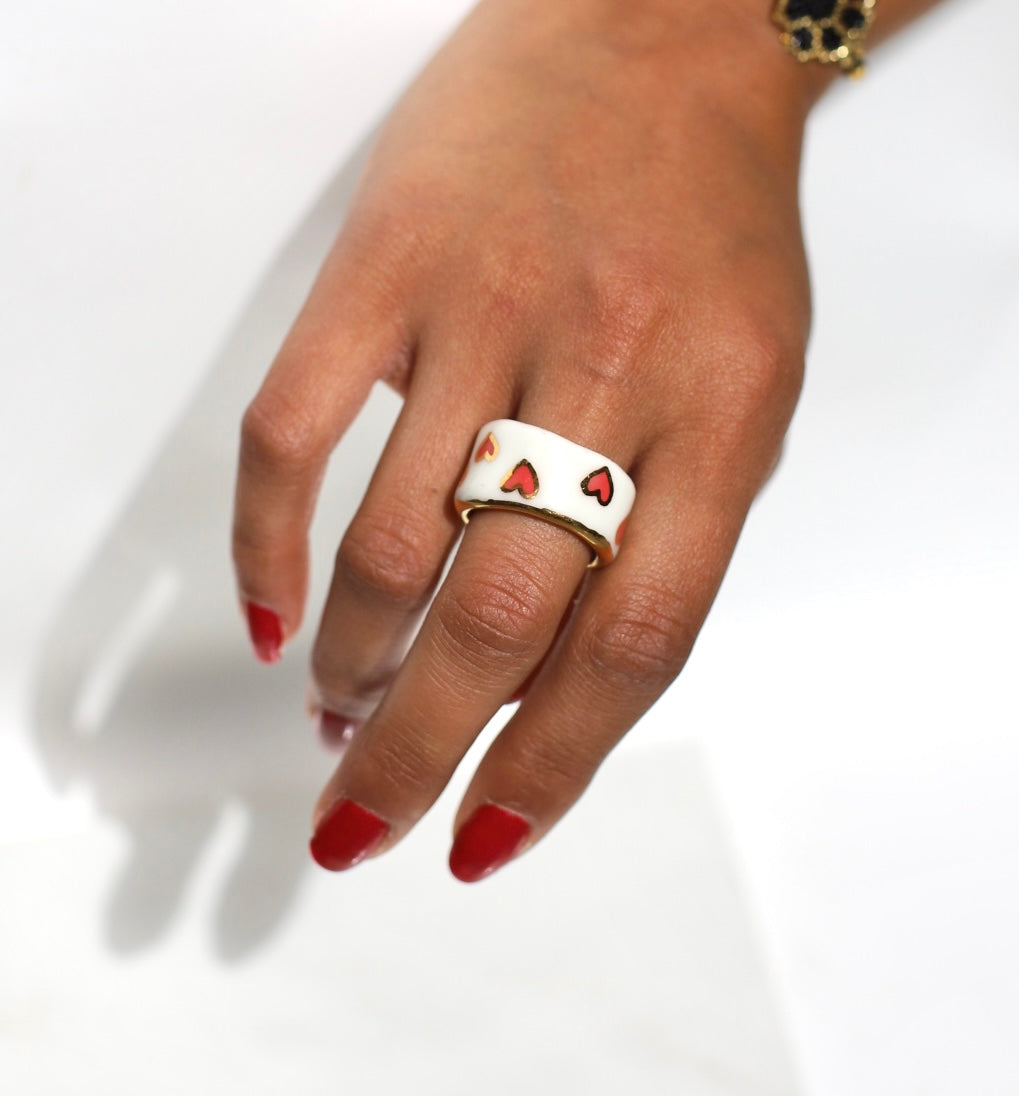 bague anneau large à motif coeur en porcelaine blanche émaillée en taille 55 Fr, peint à la main avec des touches d'or 