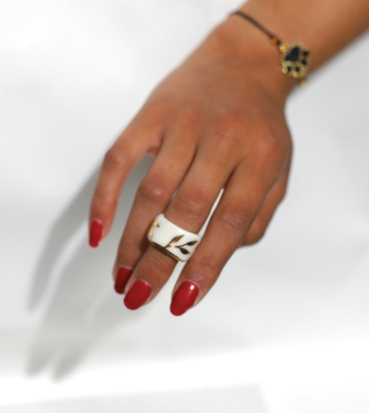 bague  artisanale taille 48 Fr en porcelaine émaillée blanche, avec un motif design botanique peint à la main à l'or