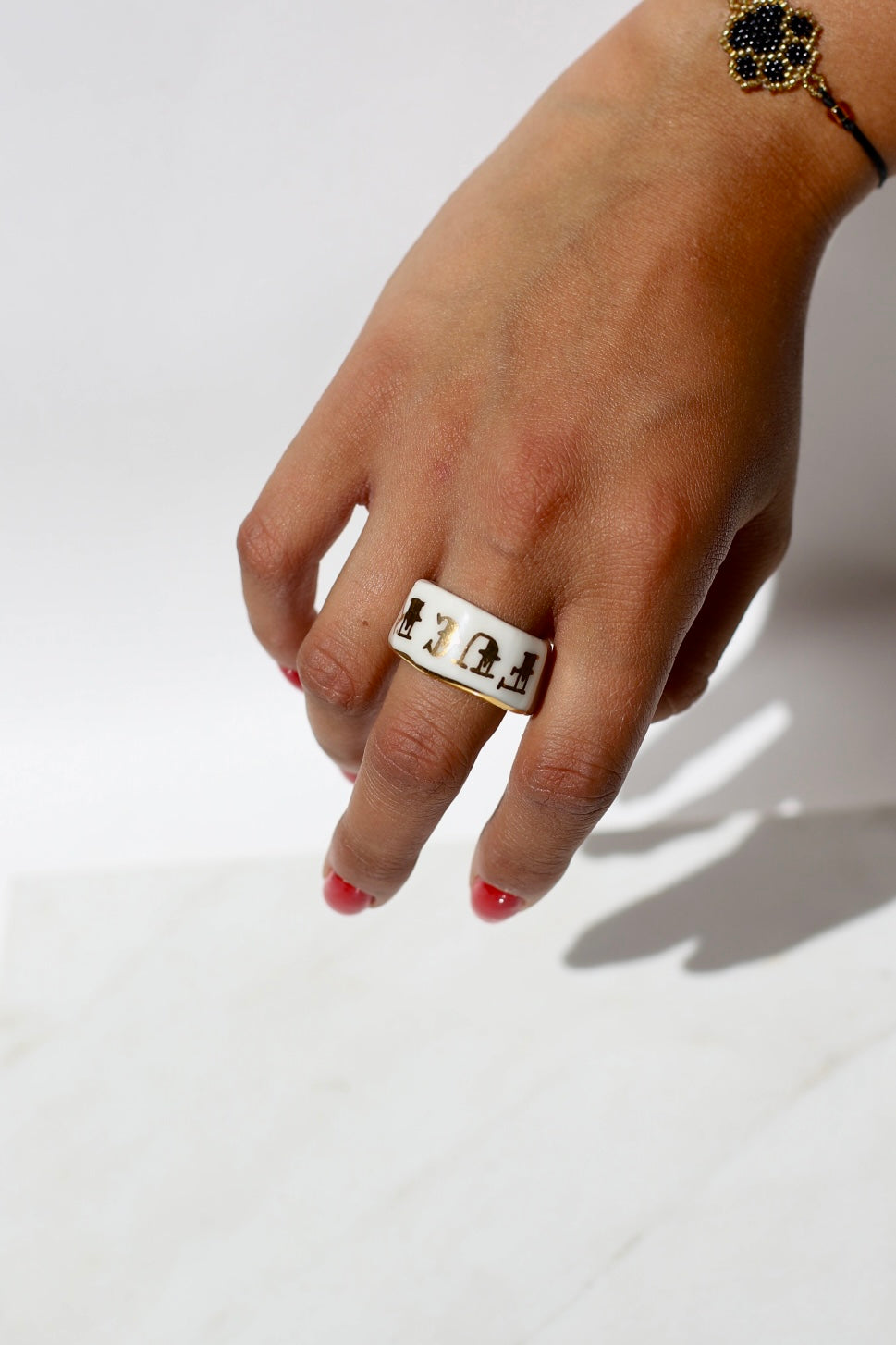  bague bandeau en porcelaine blanche émaillée taille 50 1/2 avec une inscription "FUCK" peinte à la main peintes à la main.