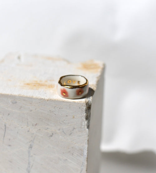 bague avec des motifs floraux roses émaillés et points d'or précieux sur un anneau blanc en porcelaine taille 53 FR.