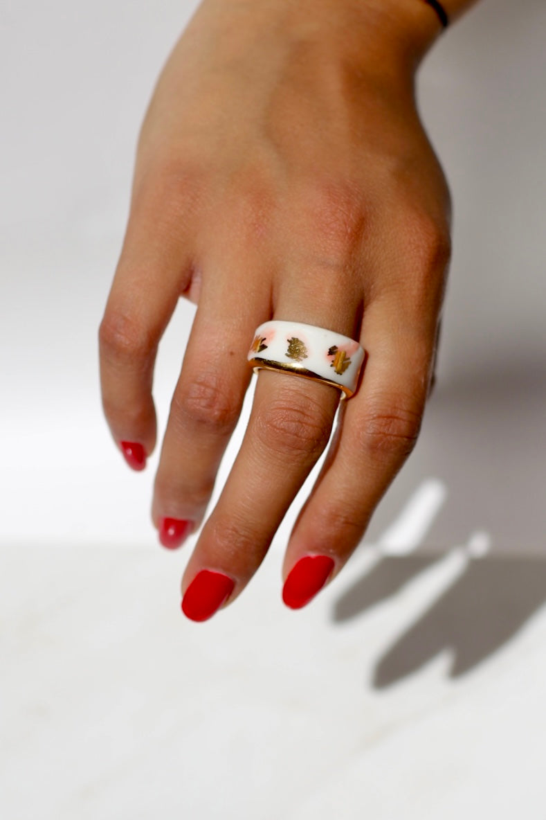 bague en porcelaine avec des motifs rose et des détails à l'or liquide peint à la main en taille 54 FR