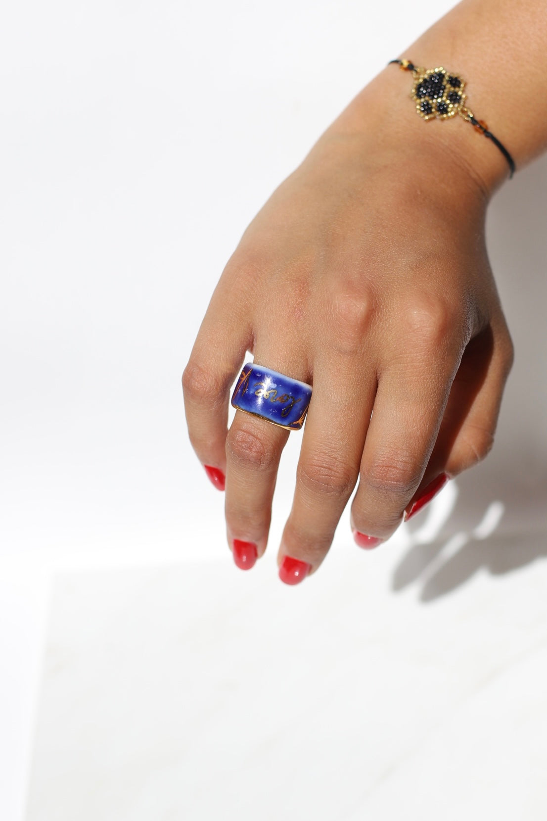 bague en porcelaine bleu nuit émaillée en taille 51FR. Avec de liserés en or brillant Inscription "love" écrit en lettres d'or, entouré de détails floraux, peints à la main.