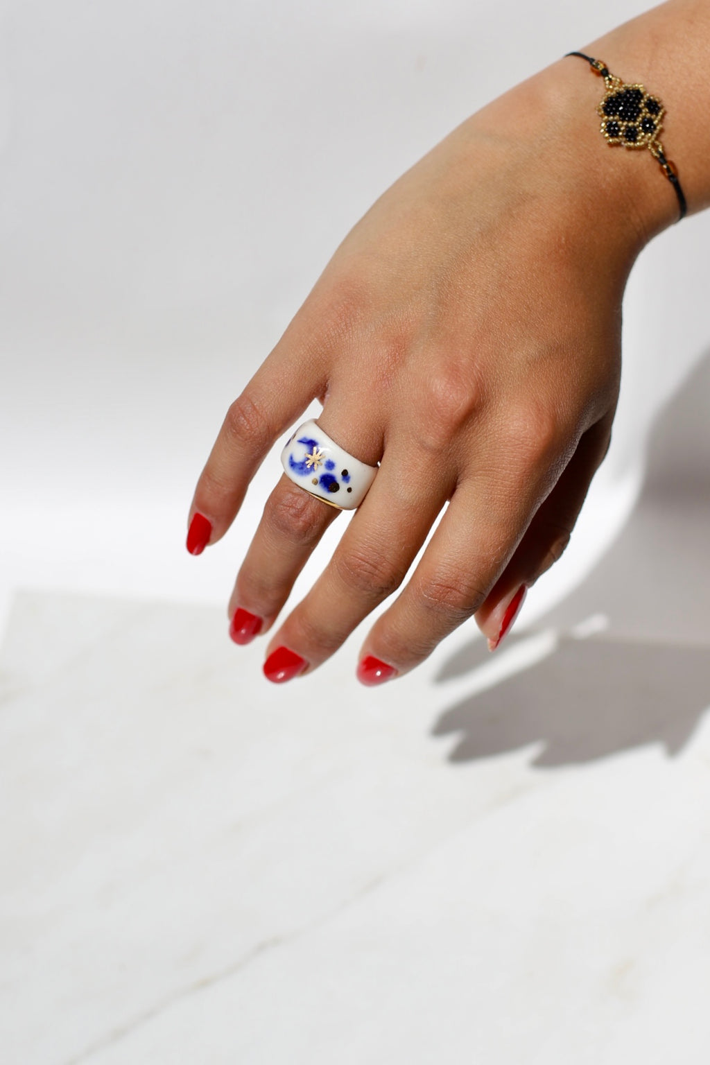 Bague bandeau en porcelaine blanche émaillée avec liseré or brillant sur la bordure taille 49 1/2 FR.