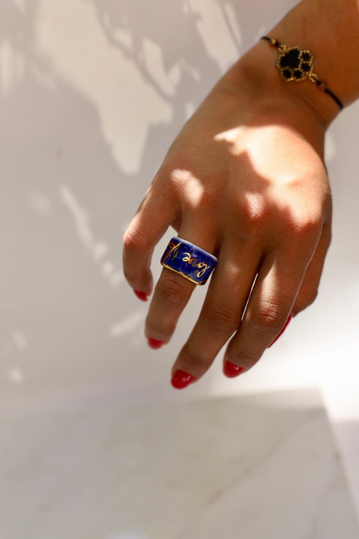 bague en porcelaine bleu nuit émaillée en taille 51FR. Avec de liserés en or brillant Inscription "love" écrit en lettres d'or, entouré de détails floraux, peints à la main.