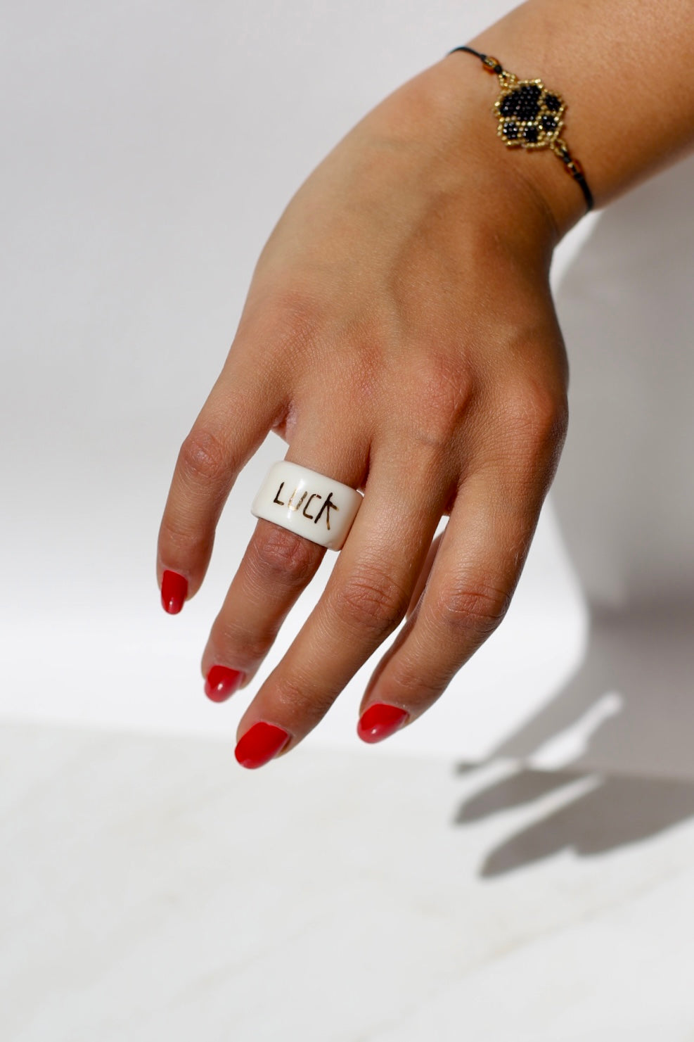 Bague large porcelaine lune or et luck secret sur fond neutre taille 51 FR.