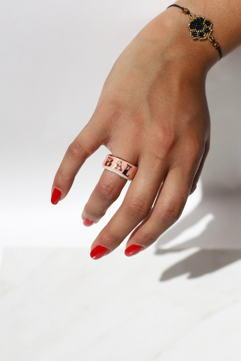Bague en porcelaine rose BALEK taille 51 FR avec lettres en or fin.