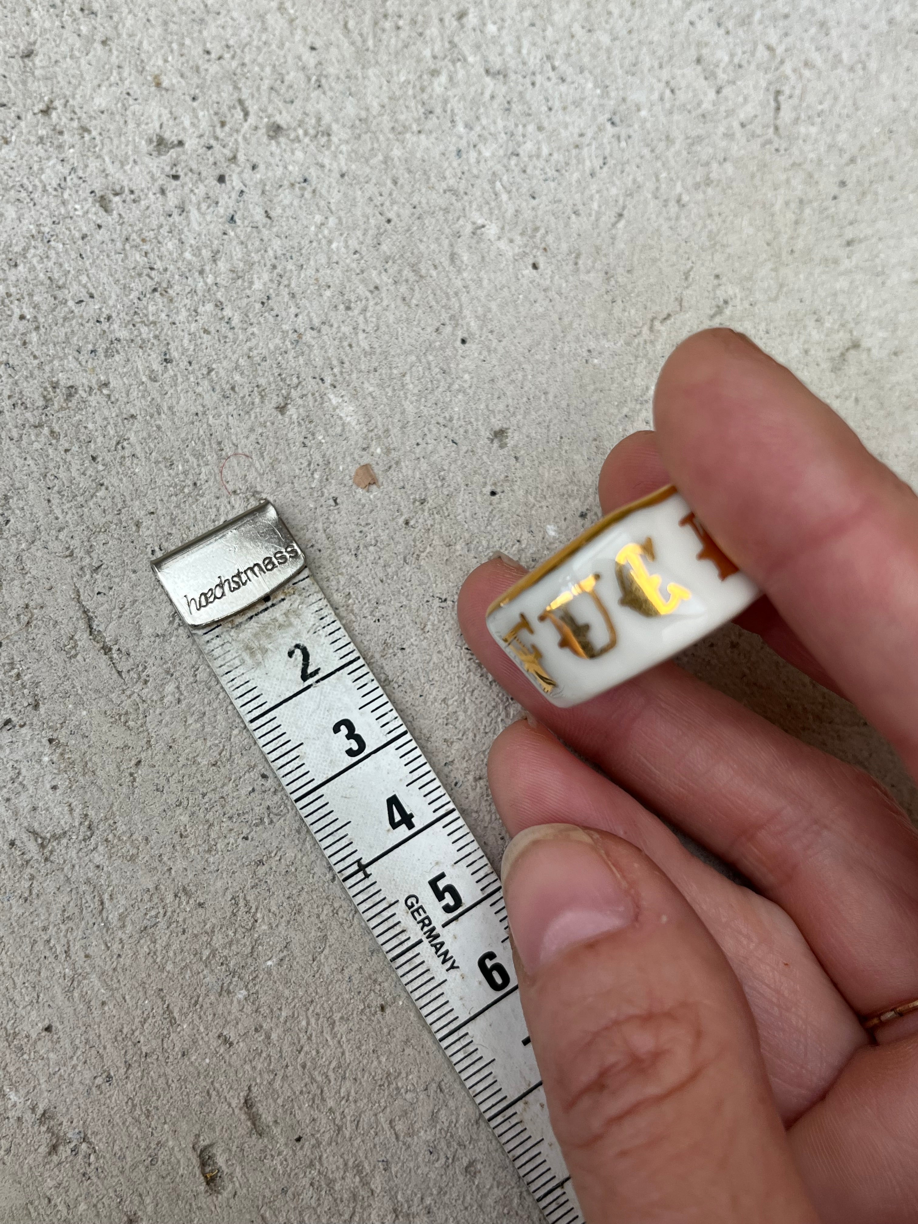  bague bandeau en porcelaine blanche émaillée taille 50 1/2 avec une inscription "FUCK" peinte à la main peintes à la main.