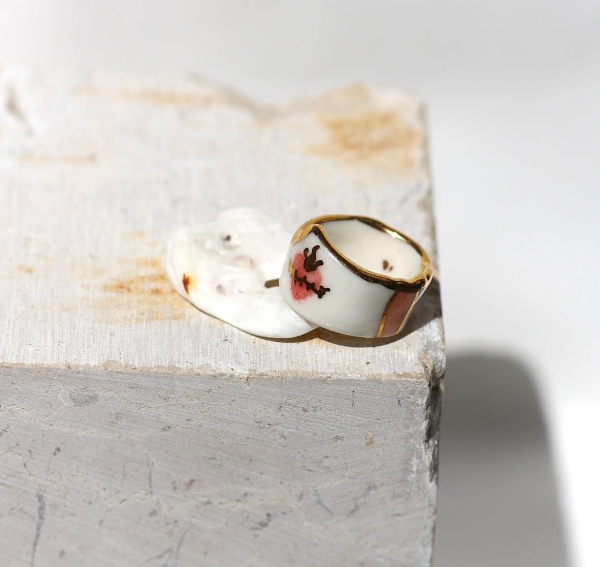 Bague large en porcelaine blanche émaillée en taille 52FR avec un  motif sacré coeur peint à la main avec des détails en noirs et or. Fait à la main à Lyon