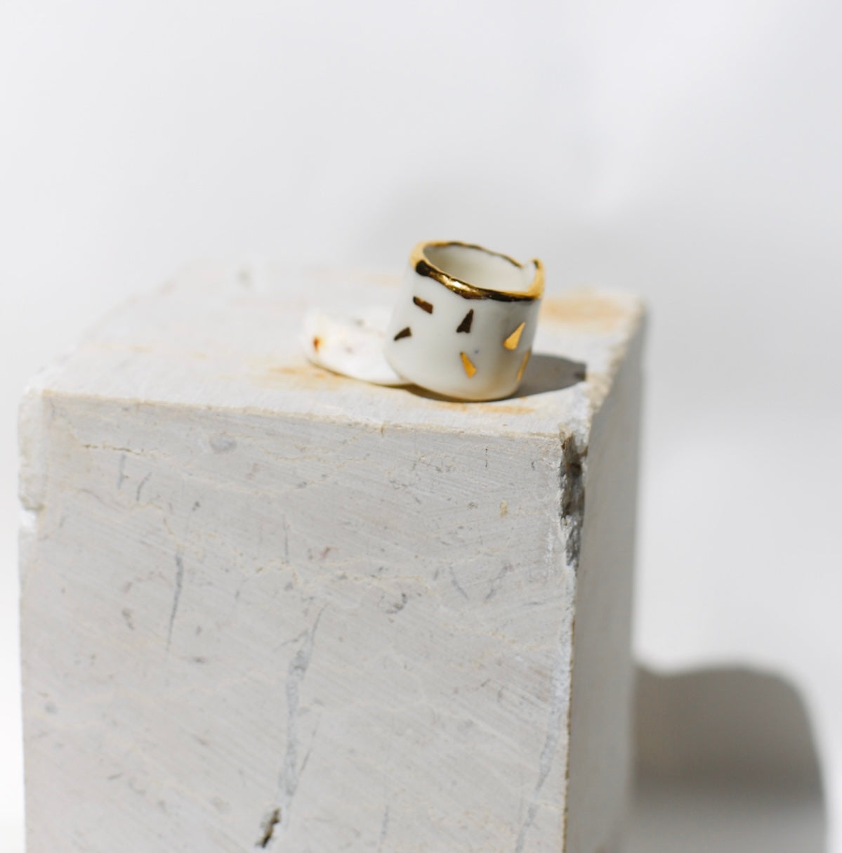 Bague en céramique taille 52  avec des détails en or fait à la main. 