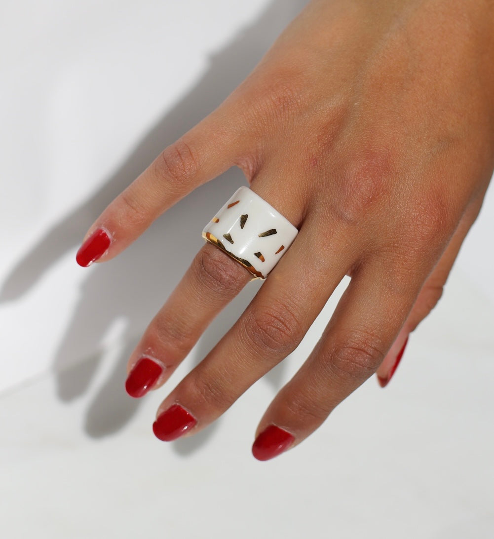 Bague céramique Ave des touches d'or en taille 52FR 