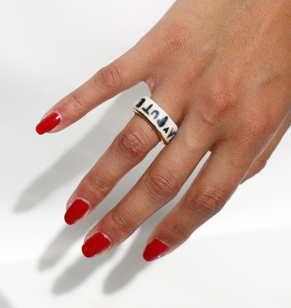 Bague en porcelaine blanche et or la vie la pute taille FR 49