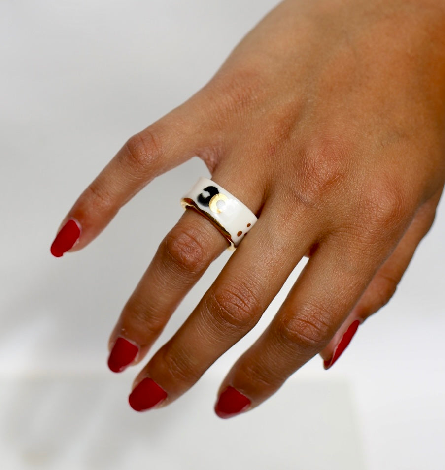 Bague en porcelaine lune or et lune noire céleste peint à la main en noir et à l'or liquide. Bague taille 50 fr 