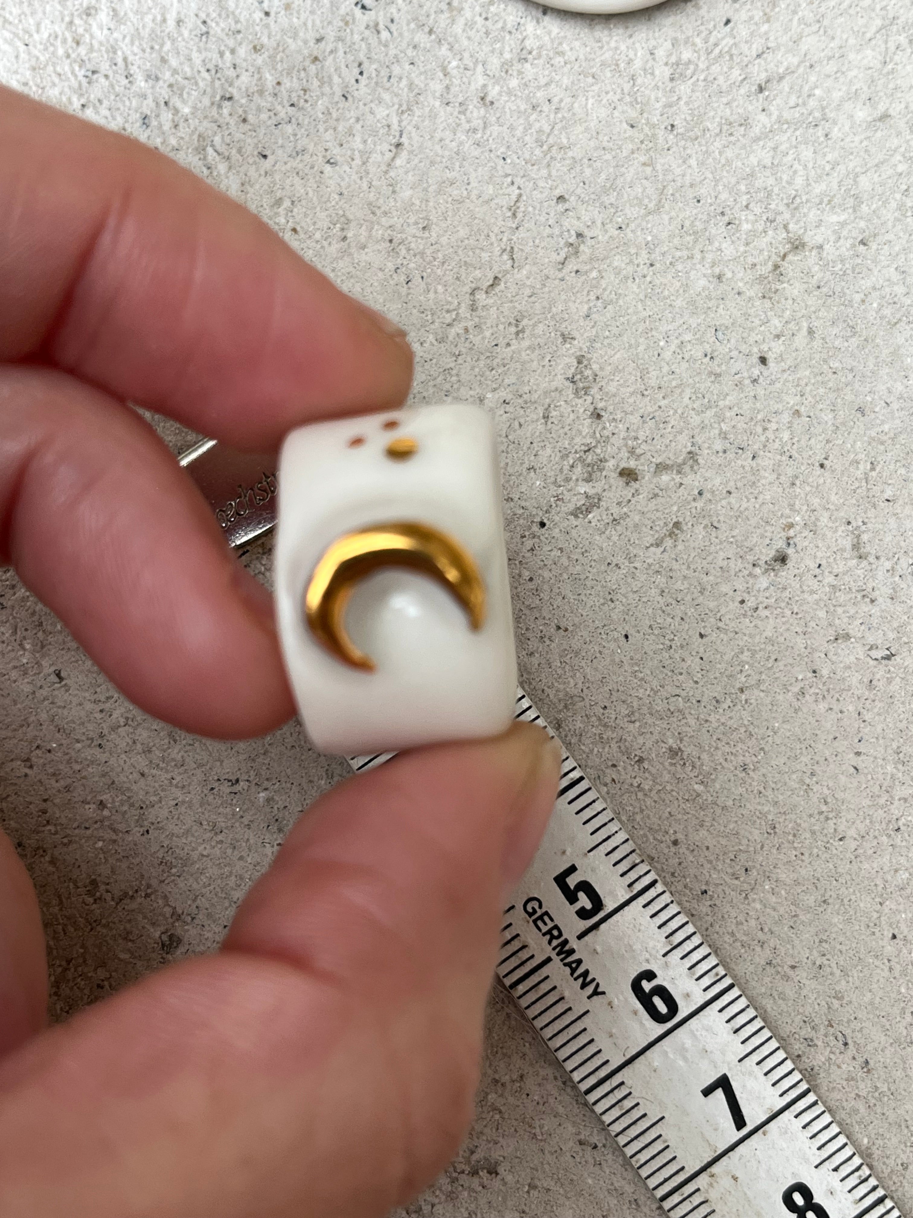 Bague large en porcelaine blanche avec motif croissant de lune en or fin taille 51 FR.