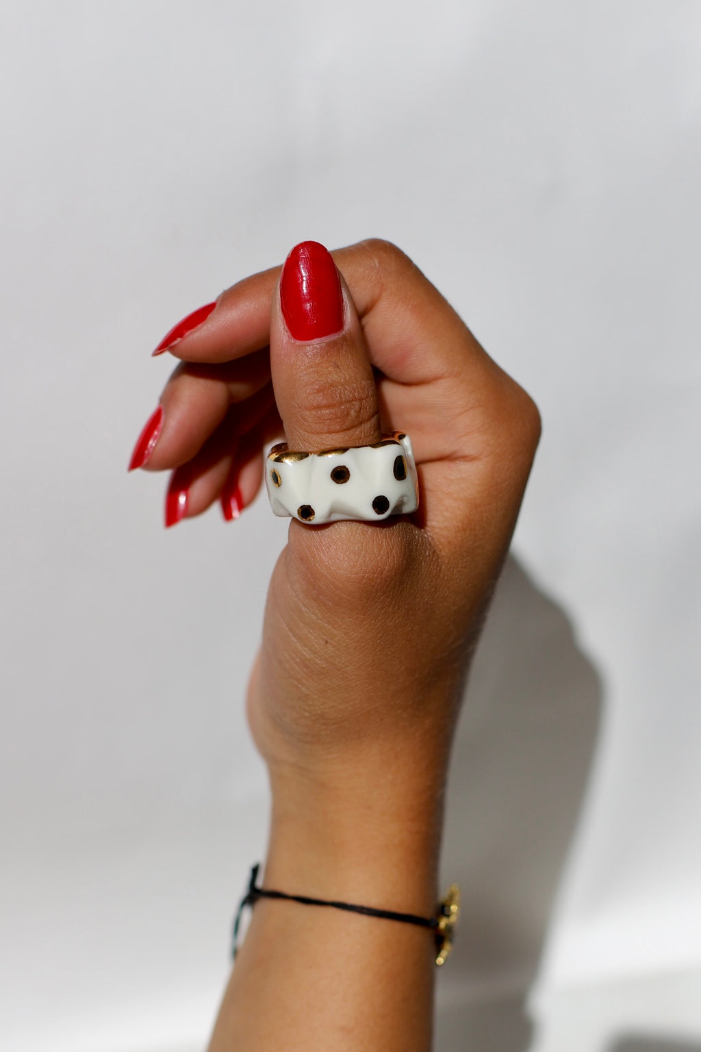 Bague en forme d’écrous en porcelaine à pois noirs 