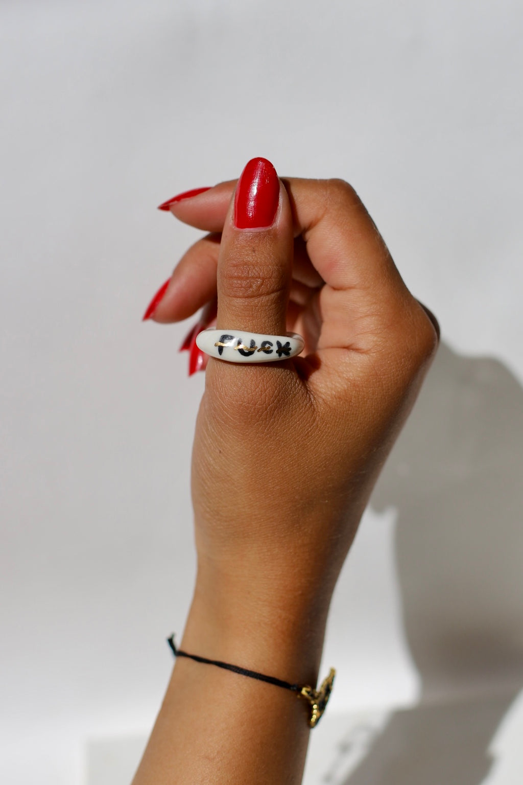 Bague fine en porcelaine , inscription fuck 