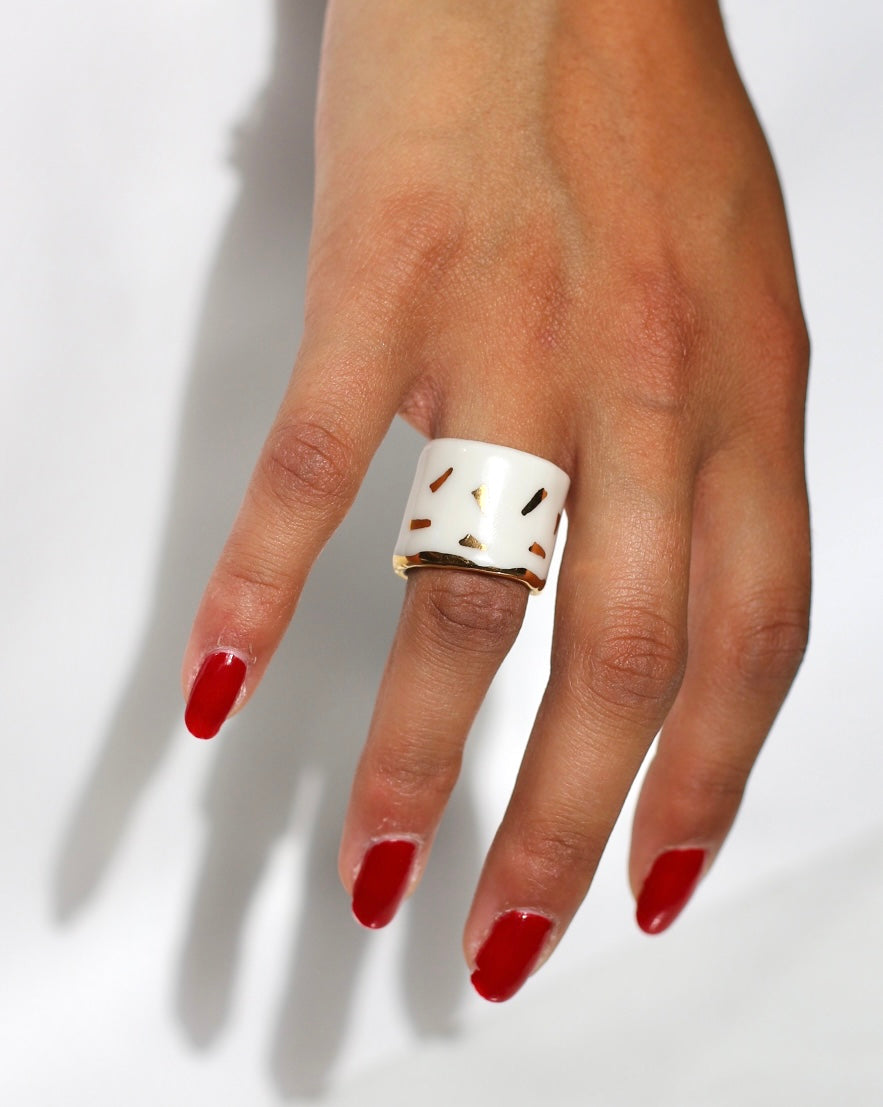 Bague blanche en céramique en taille 52FR avec des détails d'or fais à la main 