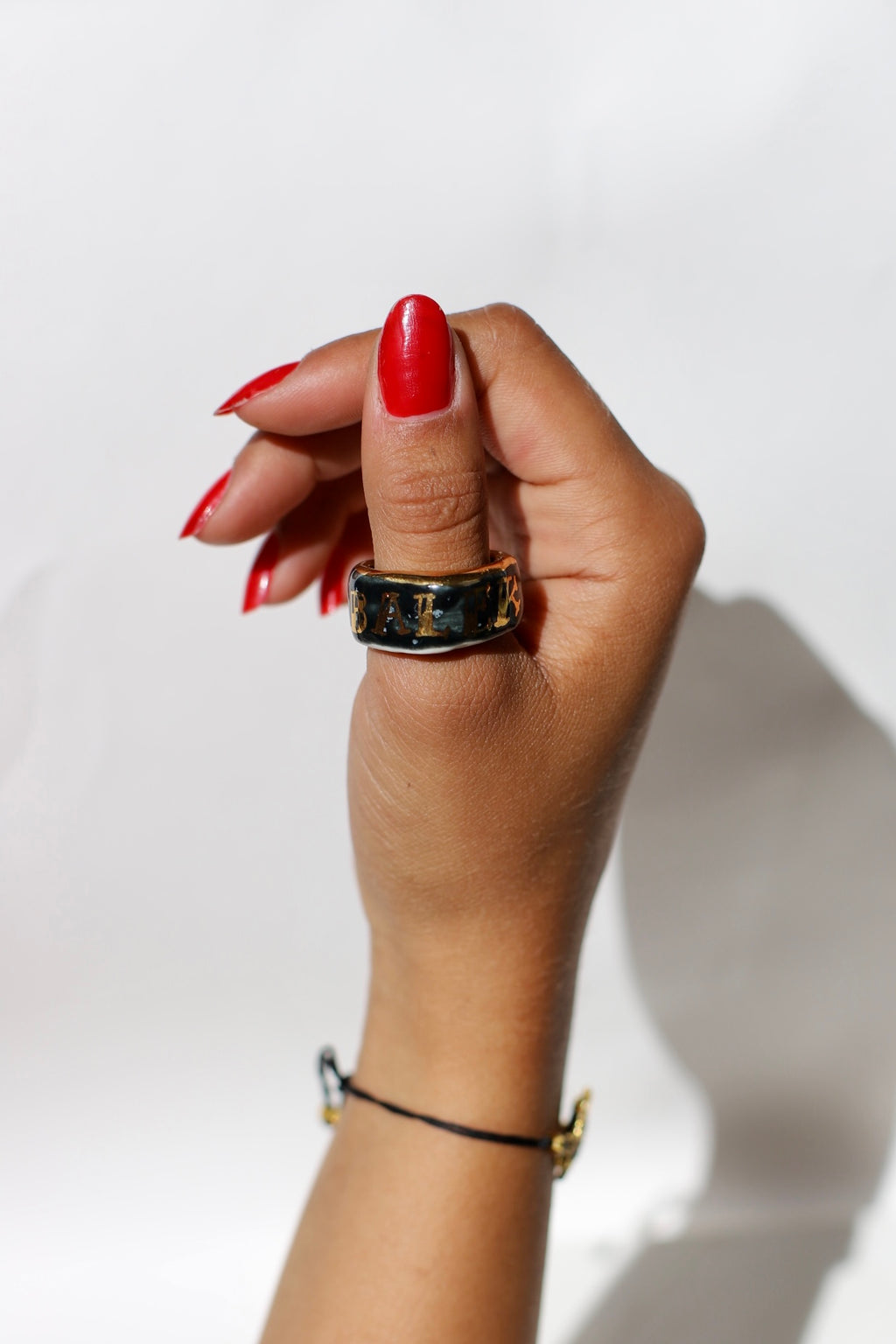Bague émaillées noire et or, écriture balek peint à la main en or liquide en taille 60 FR