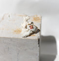 Bague large en porcelaine blanche émaillée en taille 52FR.  motif cœur ex-voto peinte à la main avec des détails en noirs et or. Fait à la main 