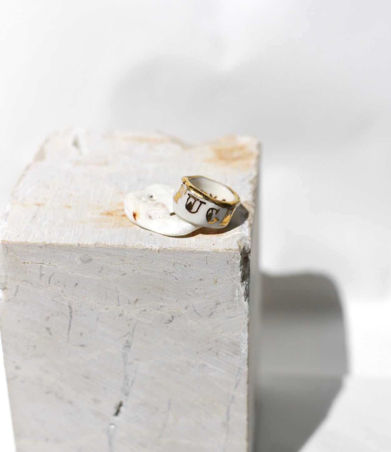 bague bandeau en porcelaine blanche émaillée taille 50 1/2 avec une inscription "FUCK" peinte à la main peintes à la main.