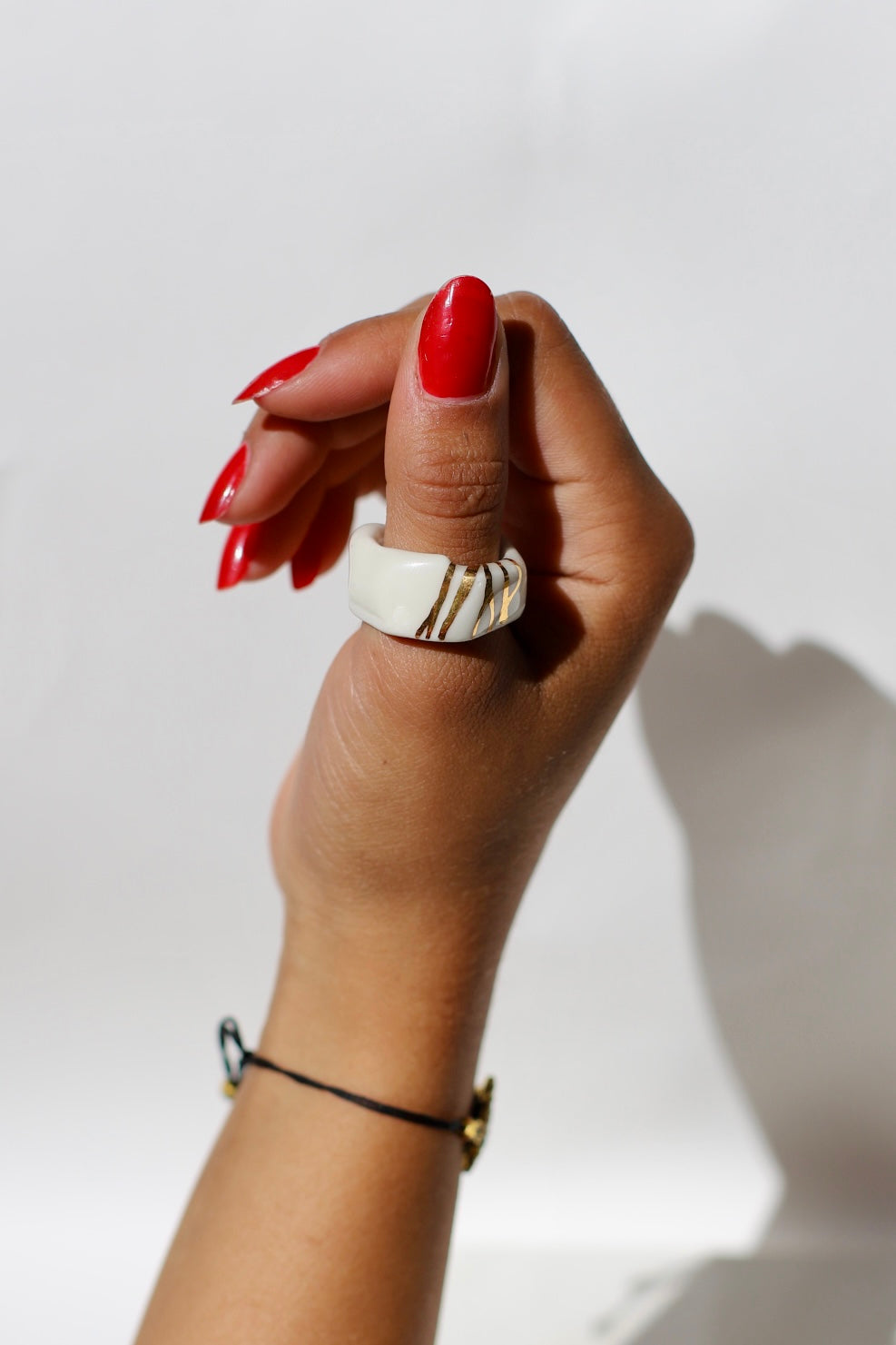 Une belle bague en céramique blanche et or taille 61 fr
