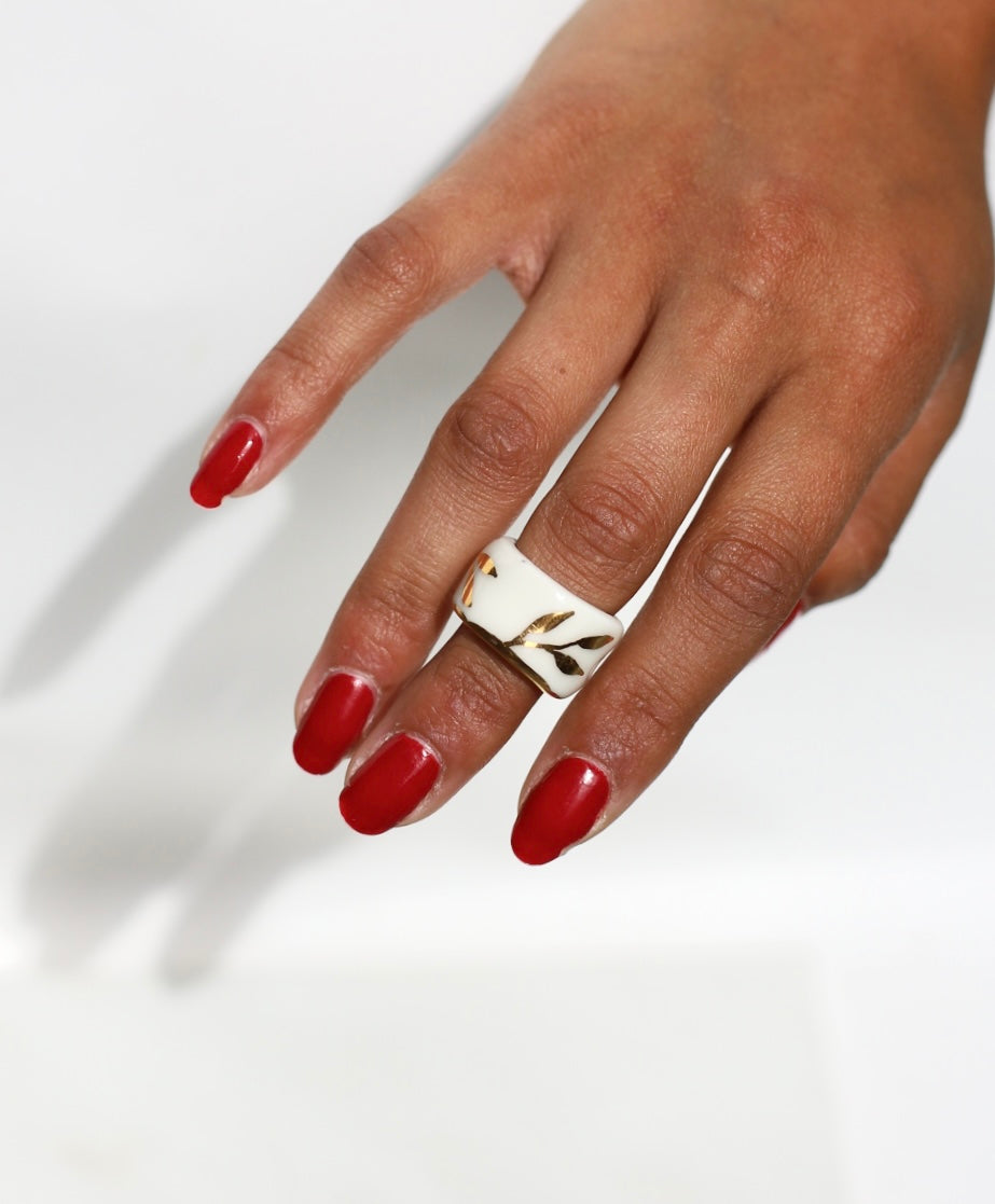 bague de créateur artisanale taille 48 Fr en porcelaine émaillée blanche, avec un motif design botanique peint à la main à l'or