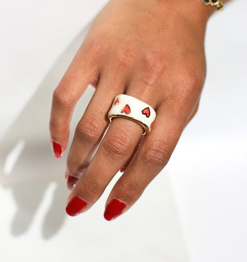 bague anneau large à motif coeur en porcelaine blanche émaillée en taille 55 Fr, peint à la main avec des touches d'or 