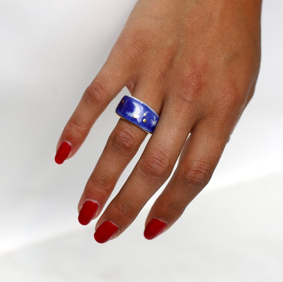 bague bandeau en porcelaine taille 52FR bleu nuit émaillée fait main avec un motif de lune doré et d'une petite étoile dorée peints à la main.