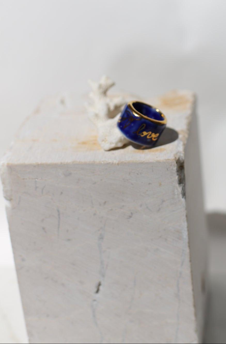 bague en porcelaine bleu nuit émaillée en taille 51FR. Avec de liserés en or brillant Inscription "love" écrit en lettres d'or, entouré de détails floraux, peints à la main.