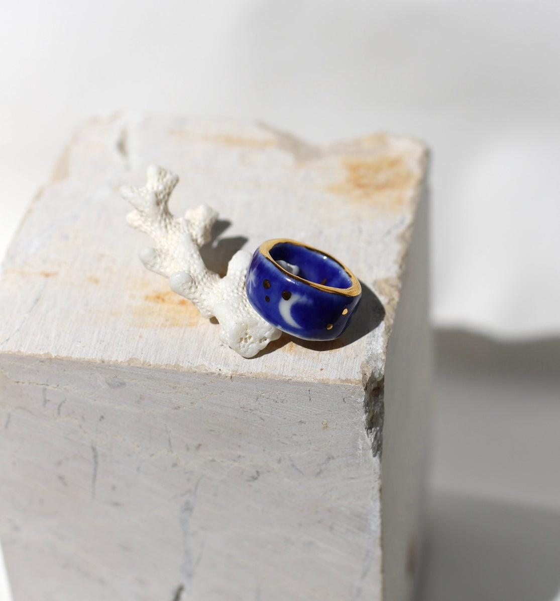 bague en porcelaine taille FR52 couleur  bleu nuit émaillée fait main avec un motif de lune doré et d'une petite étoile dorée peints à la main.