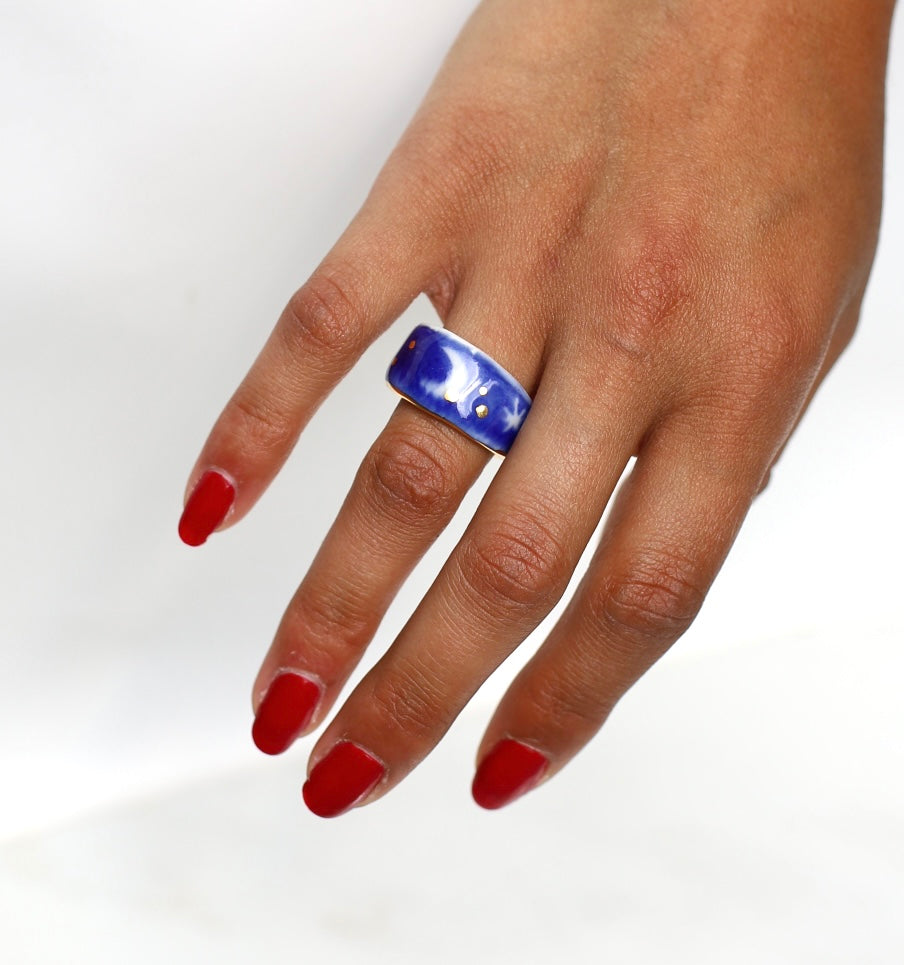 bague taille 52FR  bandeau en porcelaine bleu nuit émaillée fait main avec un motif de lune doré et d'une petite étoile dorée peints à la main.