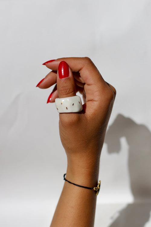 Bague en céramique et or fait à la main avec un motif confettis en or liquide taille 59 FR