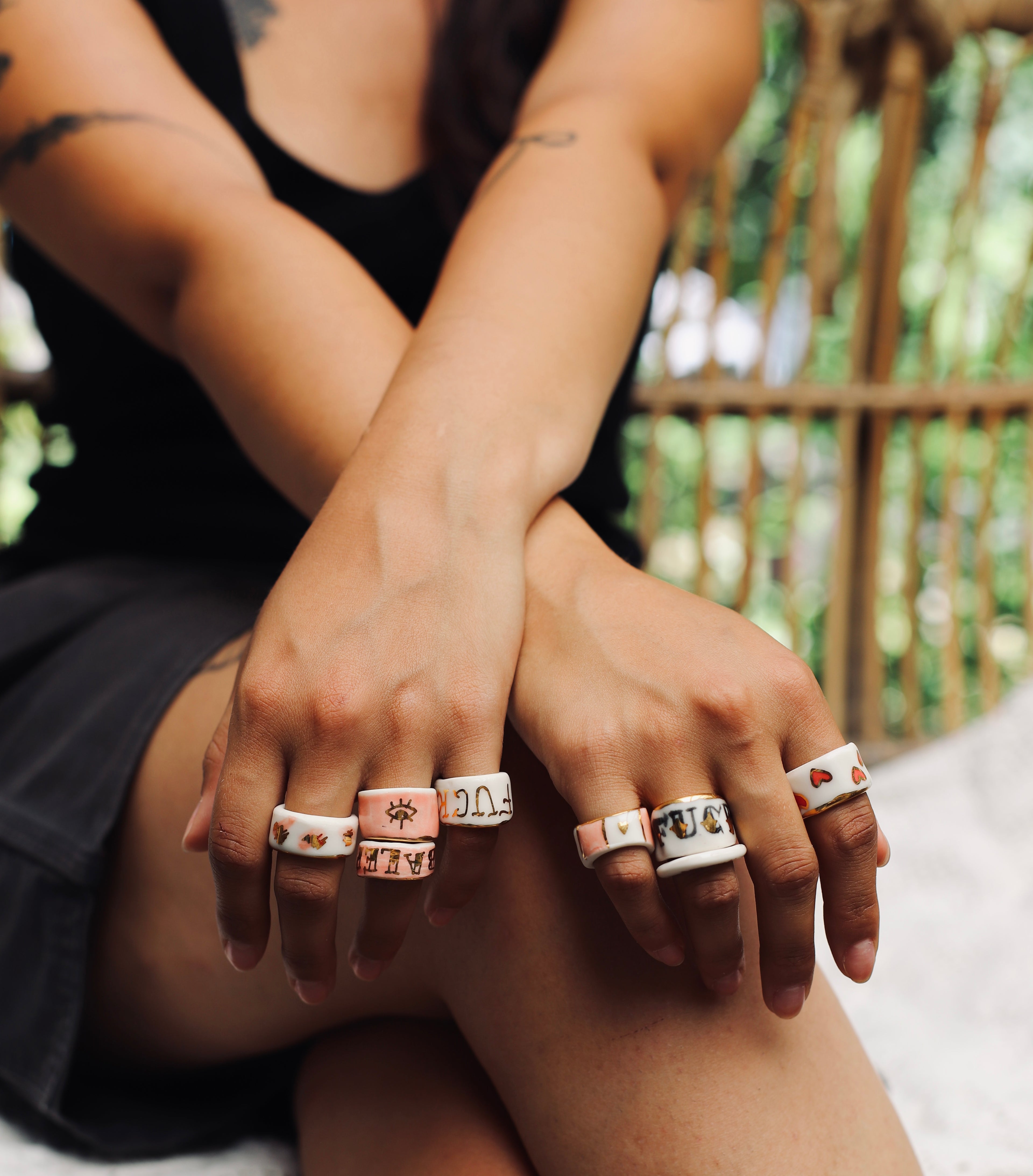 Une bague en porcelaine rebelle , illustrée à Lyon, avec inscription fuck, balek 