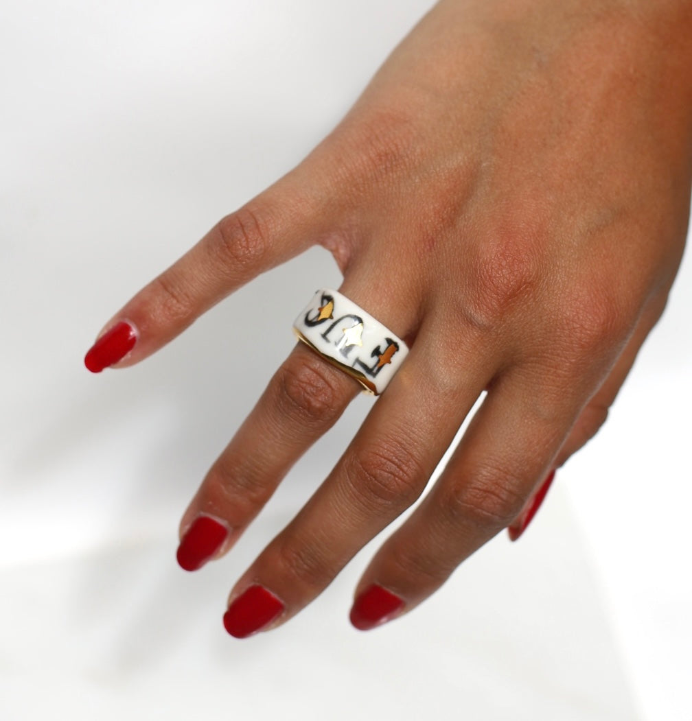 Bague en porcelaine et or inscription fuck en taille 53 fr  