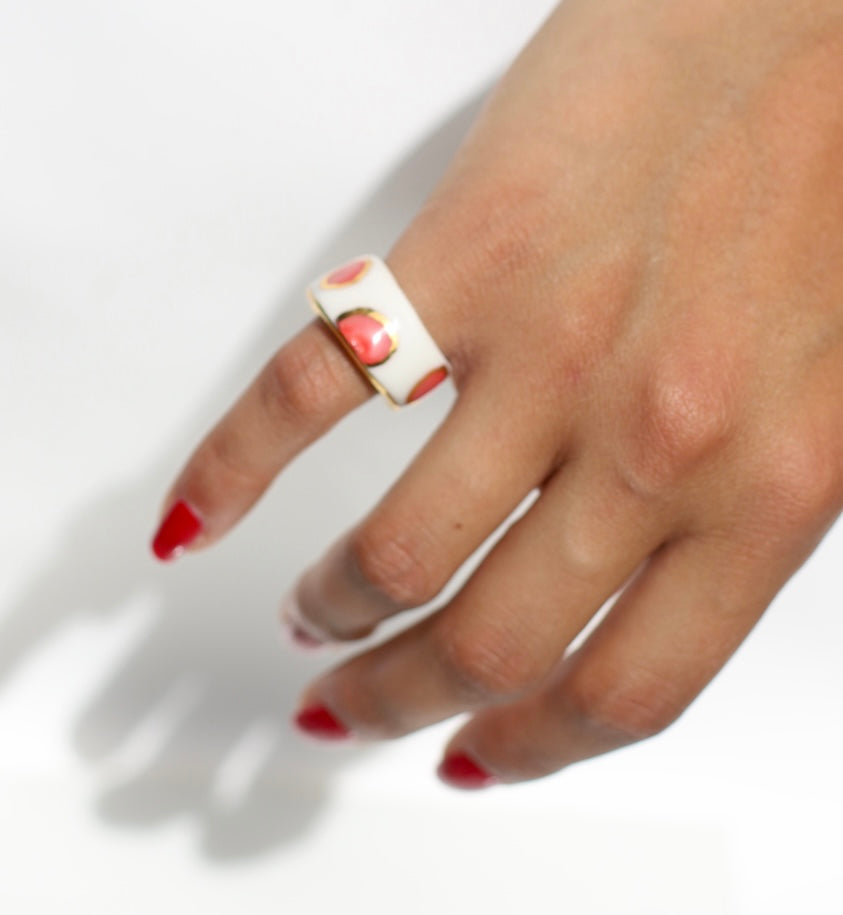 Bague en céramique banche et rose à motif pois peint à la main taille 47 fr