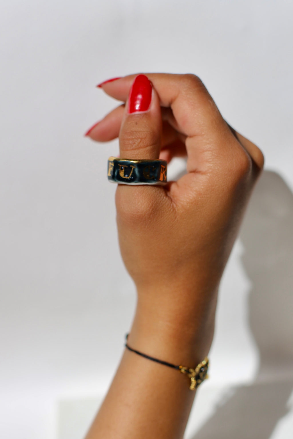 Bague en céramique noire avec inscription du mot fuck peint à l'or liquide taille 60 FR 
