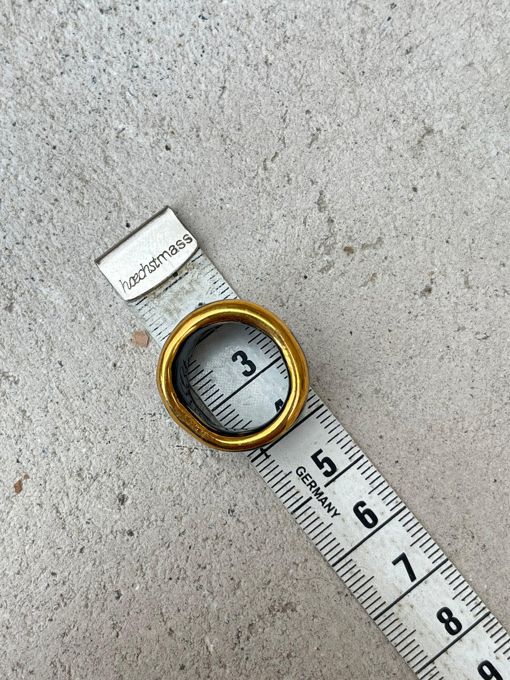 Une bague en porcelaine noir émaillée en taille 49, à motif léopards avec des tâches d'or liquide