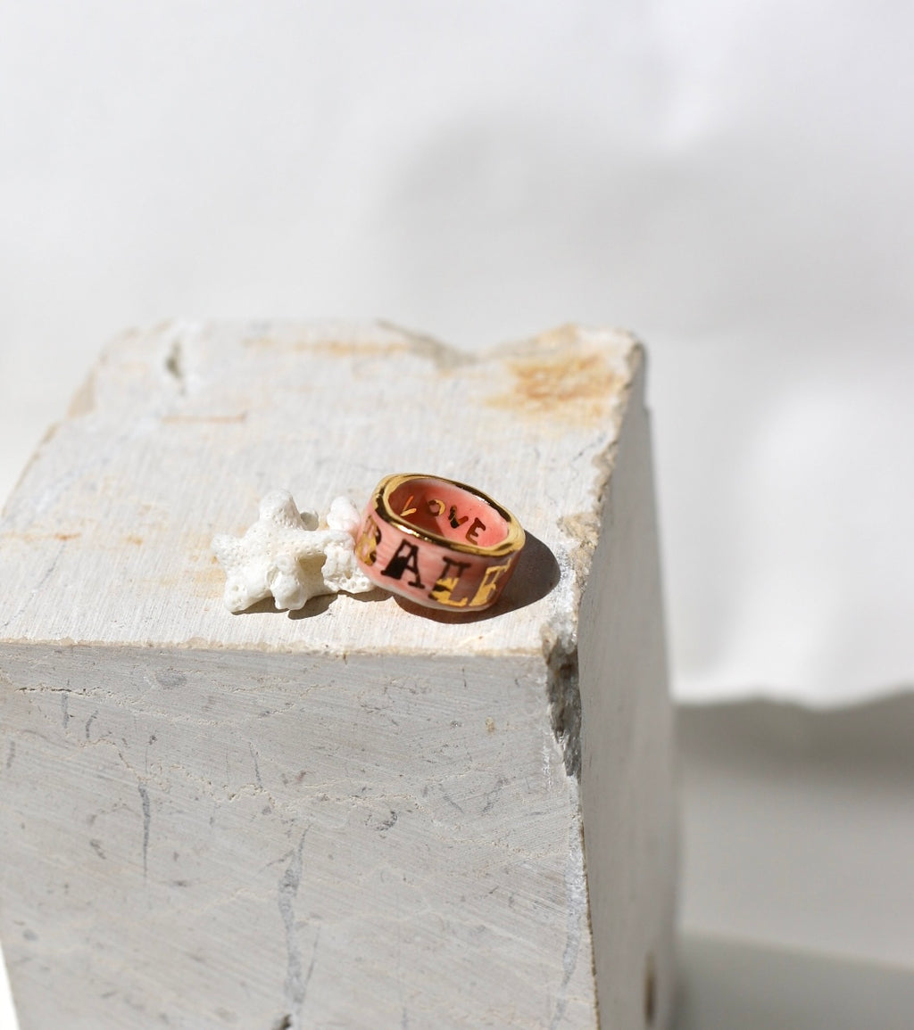Bague en porcelaine rose BALEK taille 51 FR avec lettres en or fin.