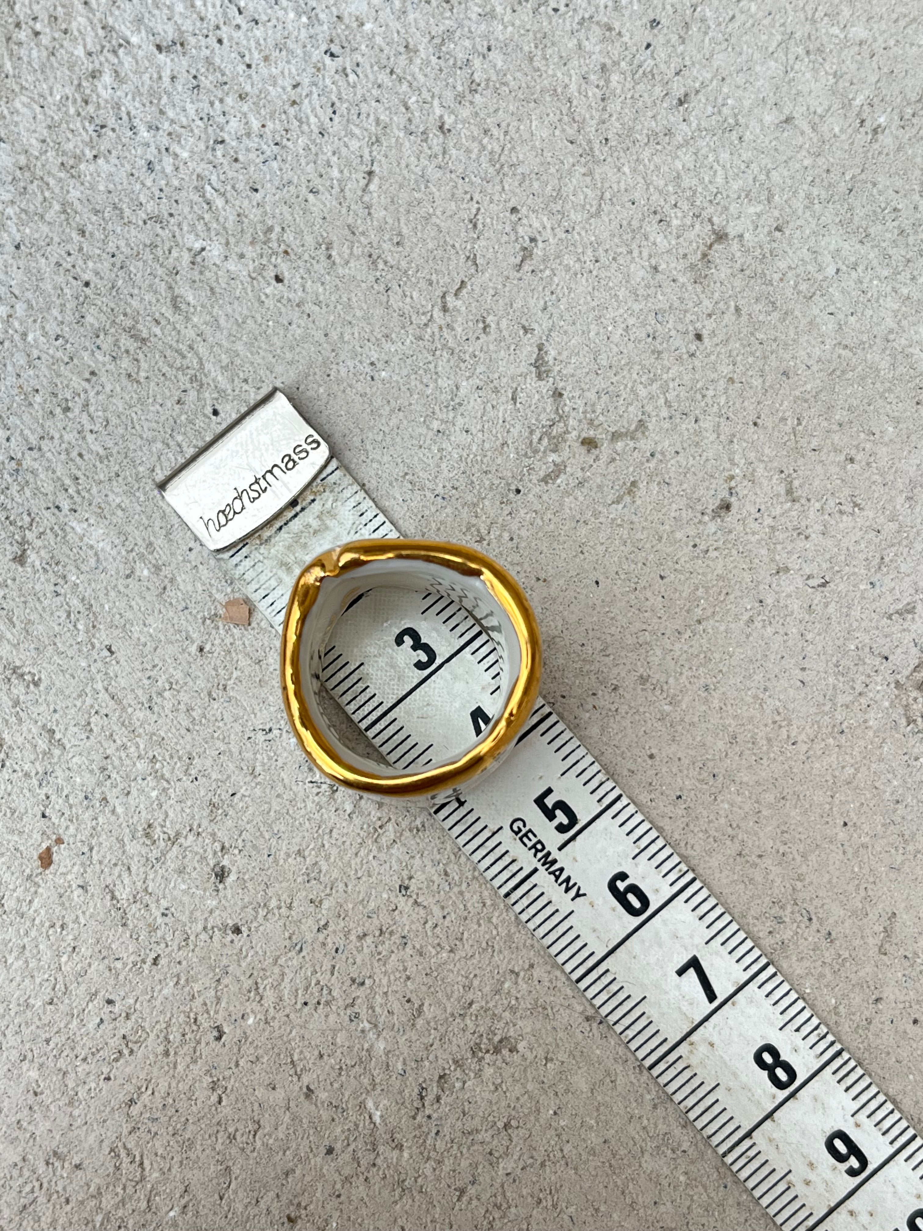 Bague en céramique avec des motifs en or fais à la main en taille 52 FR 