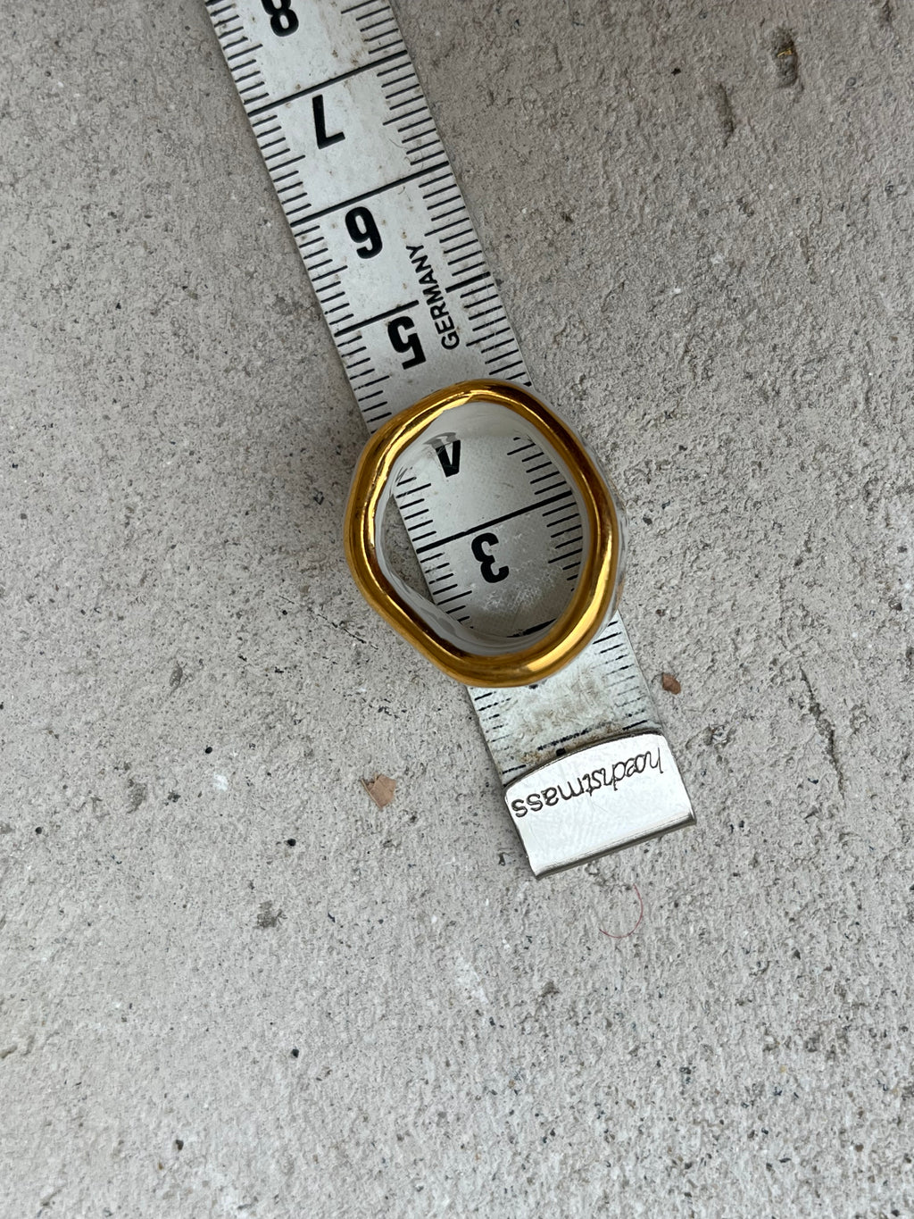 bague large en porcelaine taille 53 Fr avec inscription du mot fuck peint en noir et or à la main 