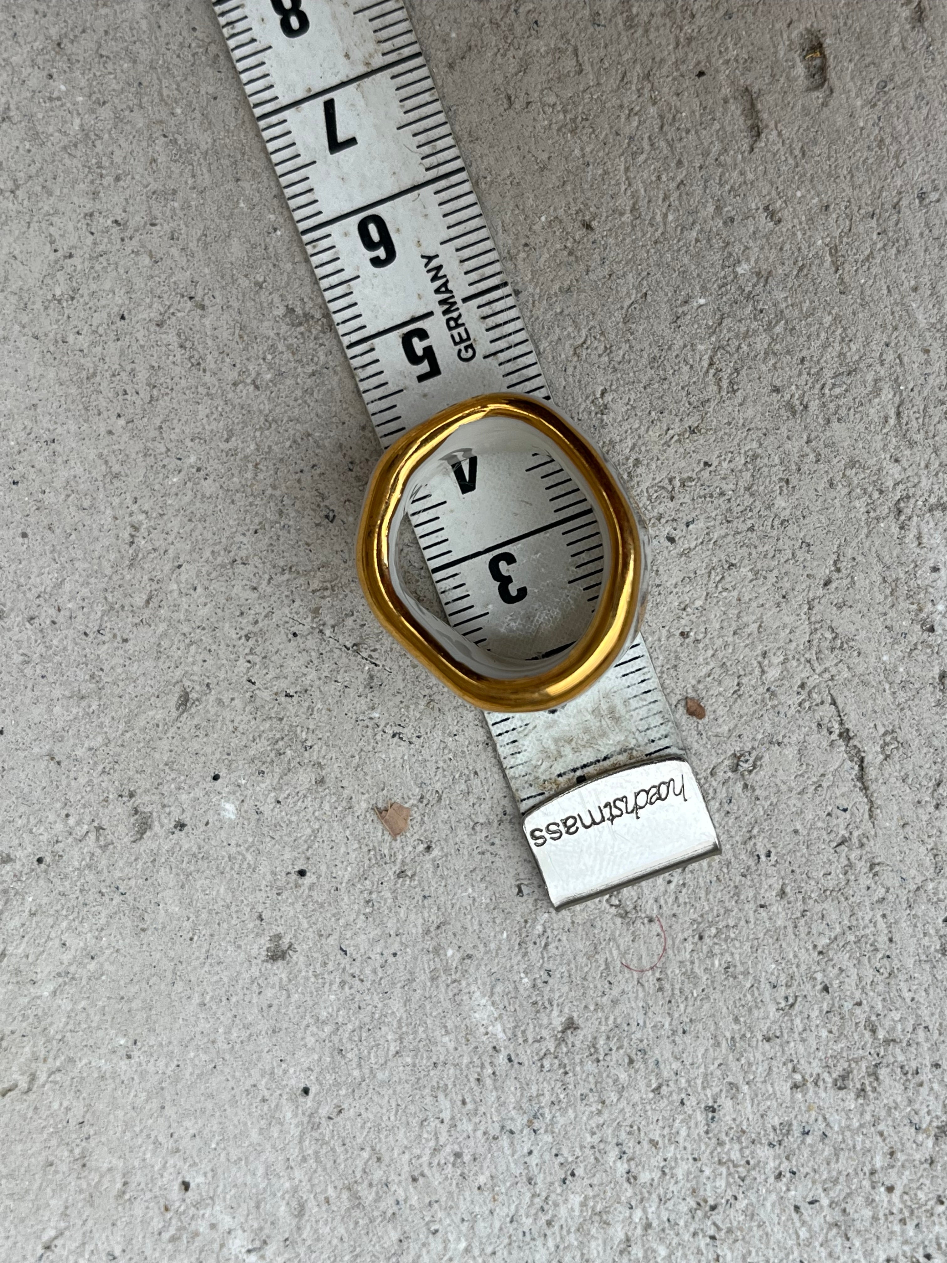 bague large en porcelaine taille 53 Fr avec inscription du mot fuck peint en noir et or à la main 