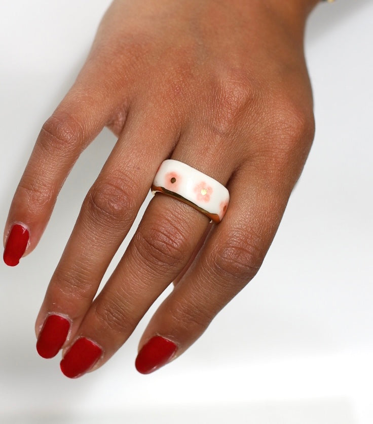 Bague large en porcelaine blanche avec petites fleurs rose pâle et cœur en or fin taille 53 FR