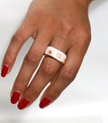 Bague large en porcelaine blanche avec petites fleurs rose pâle et cœur en or fin taille 53 FR
