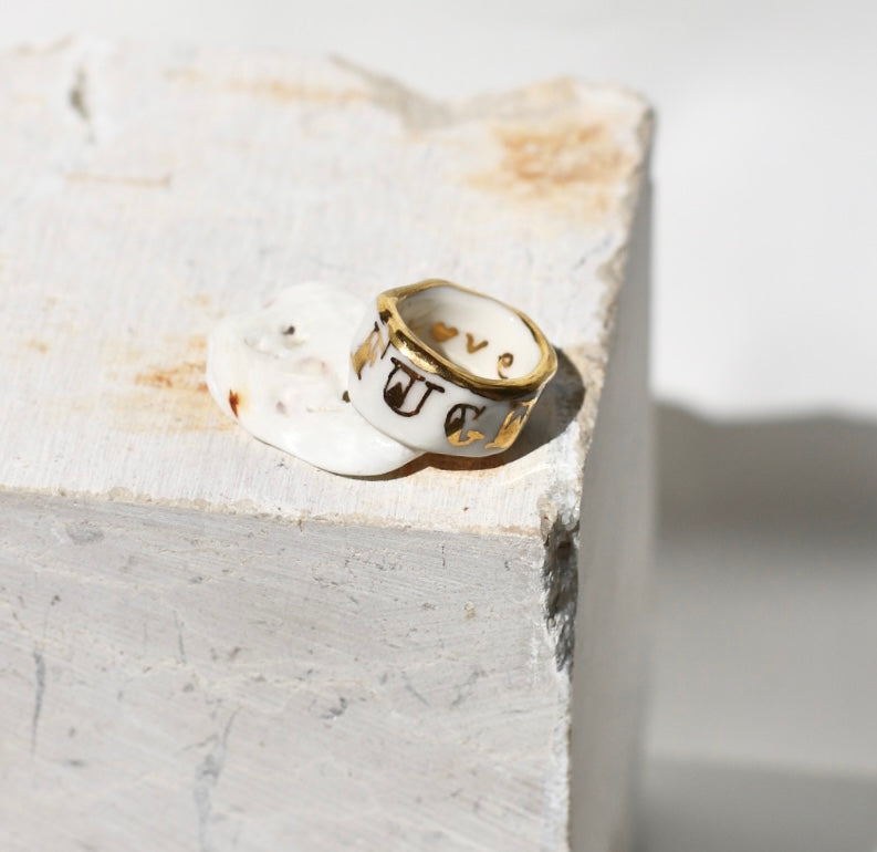  bague bandeau en porcelaine blanche émaillée taille 50 1/2 avec une inscription "FUCK" peinte à la main peintes à la main.