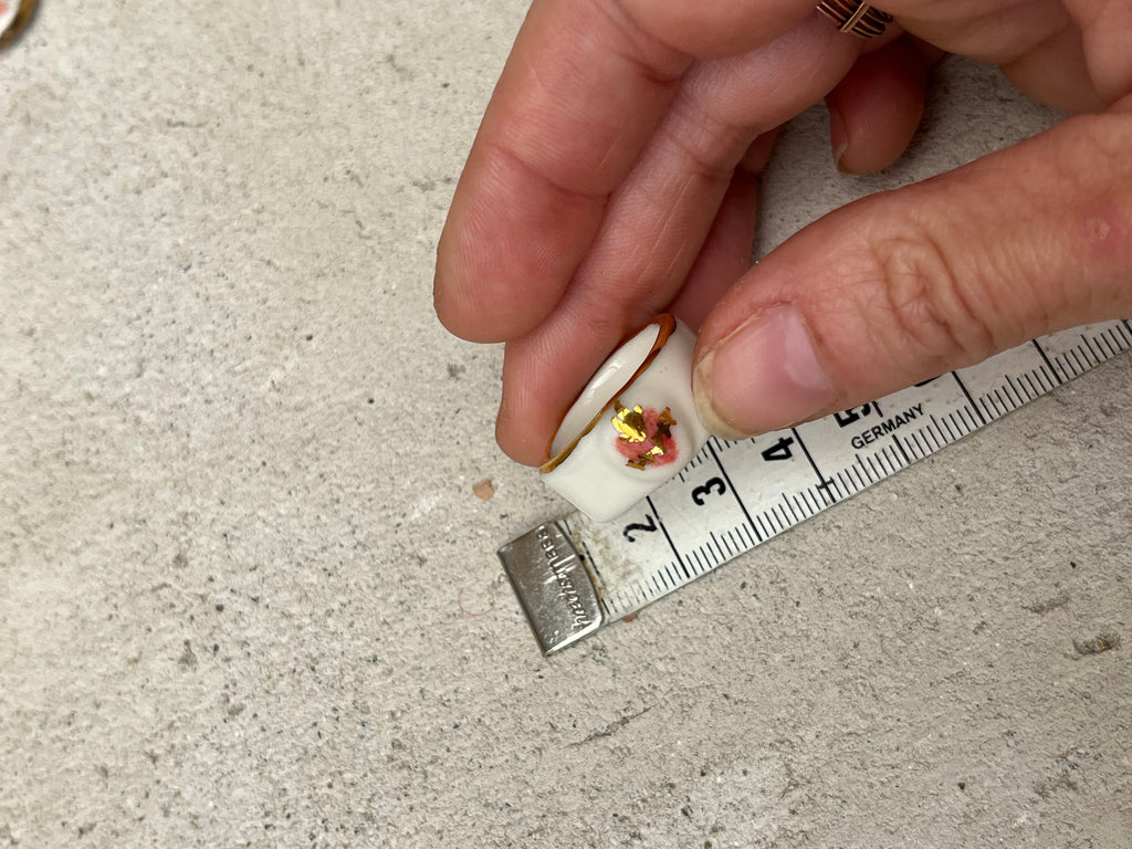 Bague  en porcelaine blanche émaillée en taille 52FR avec un motif coeur ex-voto peint à la main avec des détails en noirs et à l'or liquide. Fait à la main à Lyon