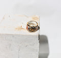 Une bague en porcelaine blanche émaillée en taille 51. Avec un motif rose noire stylisée peinte à l'or liquide avec des feuilles colorées. Avec une inscription  cachée "FUCK" en lettres dorées. Réalisée à la main à Lyon. 